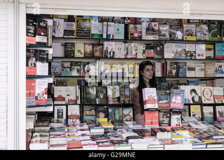 Madrid, Espagne, 27 mai 2016 st. Une vue de la Foire du livre de Madrid et d'un stand dans le parc du Retiro au cours de l'inauguration day, Madrid, Espagne. Enrique Davó/Alamy Live News. Banque D'Images