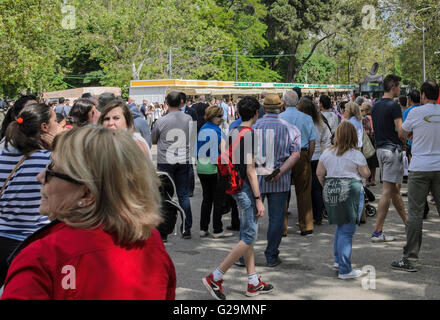 Madrid, Espagne, 27 mai 2016 st. Une vue de la Foire du livre de Madrid à Retiro Park pendant l'inauguration day, Madrid, Espagne. Enrique Davó/Alamy Live News. Banque D'Images