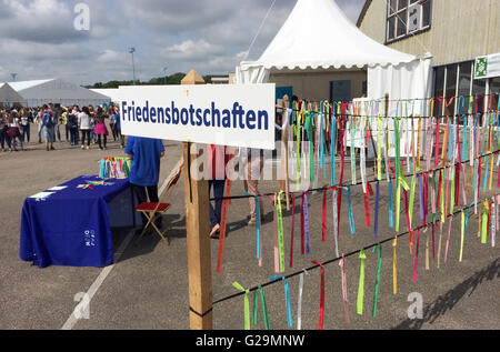 Verdun, France. 27 mai, 2016. Les adolescents au camp de jeunesse franco-allemande à Verdun, France, 27 mai 2016. Verdun est un synonyme de bataille pendant la Première Guerre mondiale en 1916, plus de 300 000 soldats allemands et français sont morts au cours d'une bataille d'une durée de 300 jours. Les adolescents de l'Allemagne et la France viennent à Verdun pour quatre jours afin d'assurer la paix entre les pays 100 ans après la bataille. PHOTO : GERD ROTH/dpa/Alamy Live News Banque D'Images