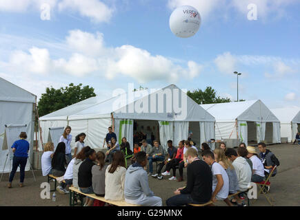 Verdun, France. 27 mai, 2016. Les adolescents au camp de jeunesse franco-allemande à Verdun, France, 27 mai 2016. Verdun est un synonyme de bataille pendant la Première Guerre mondiale en 1916, plus de 300 000 soldats allemands et français sont morts au cours d'une bataille d'une durée de 300 jours. Les adolescents de l'Allemagne et la France viennent à Verdun pour quatre jours afin d'assurer la paix entre les pays 100 ans après la bataille. PHOTO : GERD ROTH/dpa/Alamy Live News Banque D'Images