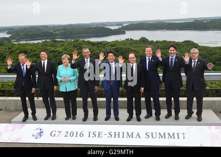 Ise, le Japon. 26 mai, 2016. Les dirigeants du monde au Sommet du G7 au cours d'une vague photo de groupe le 26 mai 2016 à Shima, Japon. De gauche à droite : le président du Conseil européen, Donald Tusk, premier ministre Italien Matteo Renzi, la chancelière allemande Angela Merkel, le président américain, Barack Obama, le Premier ministre japonais Shinzo Abe, le Président français François Hollande, le Premier ministre britannique, David Cameron, le premier ministre du Canada, Justin Trudeau et le président de la Commission européenne, Jean-Claude Juncker. Credit : Planetpix/Alamy Live News Banque D'Images