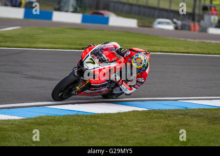 Donington Park, Royaume-Uni. 27 mai, 2016. # 7 Chaz Davies - Équipe ARUBA.IT RACING - DUCATI sortant Goddards corner Crédit : Steven re/Alamy Live News Banque D'Images