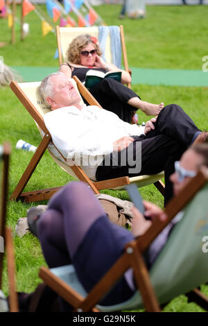 Hay Festival Hay-on-Wye, au Pays de Galles, Royaume-Uni, mai 2016. Un visiteur du festival bénéficie de la chance de s'asseoir et se détendre dans le soleil de l'après-midi au jour 2 de la Hay Festival. Banque D'Images