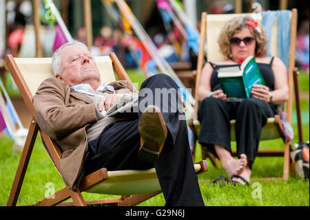 Hay-on-Wye, au Royaume-Uni. Vendredi 27 Mai 2016 Les gens se détendre dans le foin dans le temps chaud Le Hay festival 2016 aura lieu à Hay on Wye, Powys, Pays de Galles : Crédit D Legakis/Alamy Live News Banque D'Images