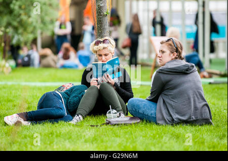 Hay-on-Wye, au Royaume-Uni. Vendredi 27 Mai 2016 Les gens se détendre dans le foin dans le temps chaud Le Hay festival 2016 aura lieu à Hay on Wye, Powys, Pays de Galles : Crédit D Legakis/Alamy Live News Banque D'Images