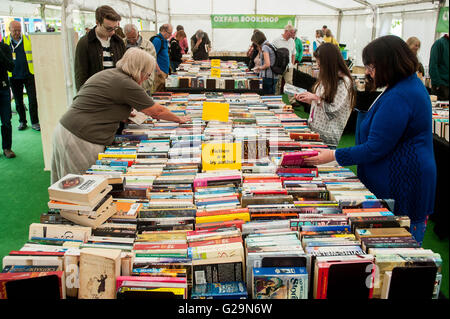 Hay-on-Wye, au Royaume-Uni. Vendredi 27 Mai 2016 Les gens parcourir dans la librairie à l'Hay Hay festival 2016 aura lieu à Hay on Wye, Powys, Pays de Galles : Crédit D Legakis/Alamy Live News Banque D'Images