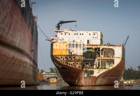 Conséquemment, des navires de l'océan dans un chantier de démolition de navires dans la région de Chittagong, Bangladesh Banque D'Images