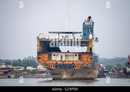 Conséquemment, des navires de l'océan dans un chantier de démolition de navires dans la région de Chittagong, Bangladesh Banque D'Images