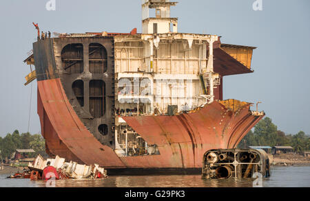 Conséquemment, des navires de l'océan dans un chantier de démolition de navires dans la région de Chittagong, Bangladesh Banque D'Images