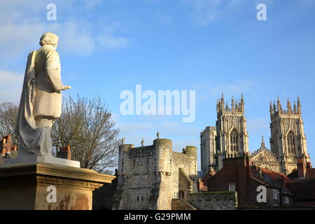 Bootham Bar à York, Yorkshire, Angleterre, Royaume-Uni, la cathédrale en arrière-plan et la William Etty statue en premier plan Banque D'Images