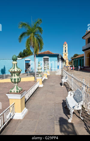La Plaza Mayor avec des bâtiments coloniaux à Trinidad, Cuba. Banque D'Images