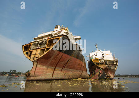 Conséquemment, des navires de l'océan dans un chantier de démolition de navires dans la région de Chittagong, Bangladesh Banque D'Images