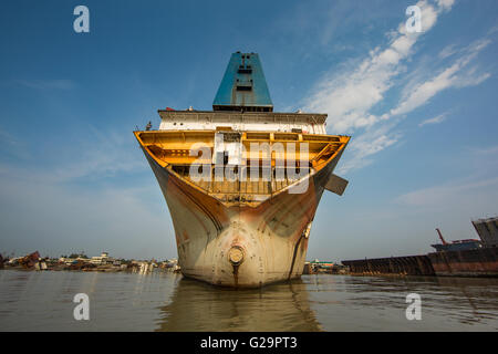 Conséquemment, des navires de l'océan dans un chantier de démolition de navires dans la région de Chittagong, Bangladesh Banque D'Images