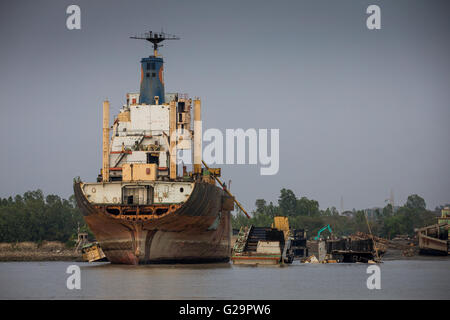 Conséquemment, des navires de l'océan dans un chantier de démolition de navires dans la région de Chittagong, Bangladesh Banque D'Images