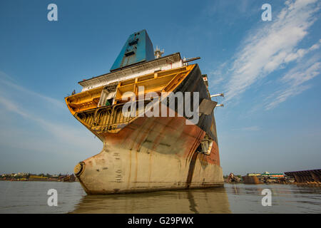 Conséquemment, des navires de l'océan dans un chantier de démolition de navires dans la région de Chittagong, Bangladesh Banque D'Images