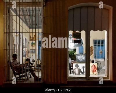 Une boutique à Trinidad, Cuba art vente travailler avec le propriétaire assis à l'intérieur sur une chaise à bascule. Banque D'Images