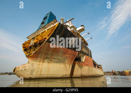 Conséquemment, des navires de l'océan dans un chantier de démolition de navires dans la région de Chittagong, Bangladesh Banque D'Images