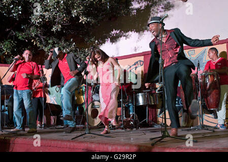 Musiciens cubains dans un groupe jouer et chanter la salsa pour les habitants et les touristes à la Casa de la Músíca à Trinidad, Cuba. Banque D'Images