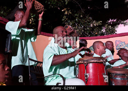 Tous les jours à la Casa de la Ministère de l'ca à Trinité-des groupes de musiciens cubains jouer depuis l'après-midi à ±11h00 pour les habitants et les touristes - Banque D'Images