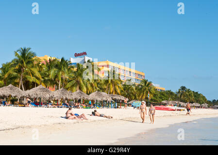 Ancón plage près de Trinidad à Cuba est un îlot avec des plages de sable immaculé - Hôtel Ancón est dans l'arrière-plan. Banque D'Images