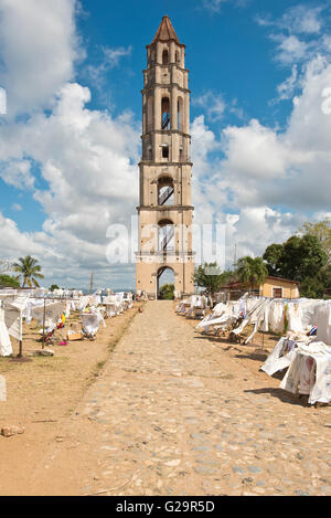 La tour à la plantation de canne à sucre Manaca Iznaga estate dans la Valle de los Ingenios (Vallée des moulins à sucre), de Cuba. Banque D'Images