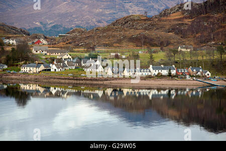 À la recherche sur le Loch Shieldaig au village de Shieldaig, Wester Ross Scotland UK Banque D'Images