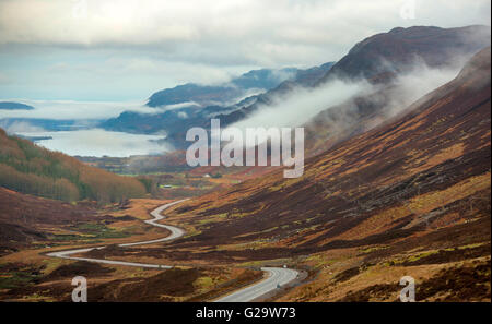 Matin brouillard dans la vallée de Glen Docherty, entre Kinlochewe et Loch Maree en Wester Ross, Ecosse UK Banque D'Images