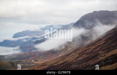 Matin brouillard dans la vallée de Glen Docherty, entre Kinlochewe et Loch Maree en Wester Ross, Ecosse UK Banque D'Images