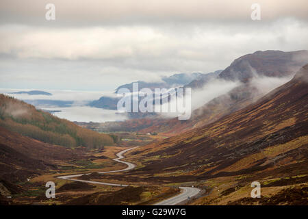 Matin brouillard dans la vallée de Glen Docherty, entre Kinlochewe et Loch Maree en Wester Ross, Ecosse UK Banque D'Images