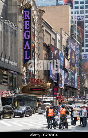 Times Square, l'intersection 42e Rue et 8e Avenue, NYC Banque D'Images