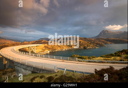 La lumière de l'après-midi sur le pont Kylesku, traversant le Loch a' dans Chàirn Sutherland Ecosse UK Banque D'Images