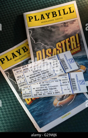 'Disaster' avec des billets de théâtre de Broadway Playbill, NYC Banque D'Images