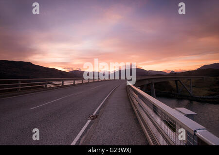 Tôt le matin, l'aube de la lumière sur le pont Kylesku, traversant le Loch a' dans Chàirn Sutherland Ecosse UK Banque D'Images