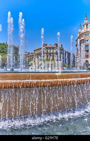 Plaça de Catalunya est une grande place dans le centre de Barcelone Banque D'Images