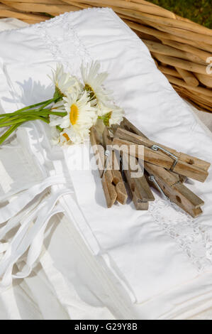 Panier plein de fraîchement lavés propre linge de grand-mère. Banque D'Images