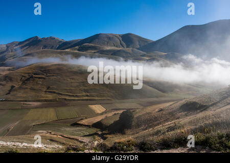 L 'piana de Castelluccio de Norcia' vue depuis le plus haut village de Castelluccio di Norcia. Banque D'Images