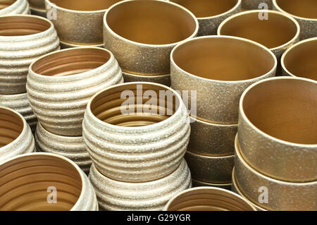 Groupe de fleurs d'or sur les tablettes des pots en céramique Banque D'Images