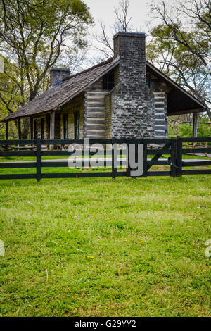 Une cabane rustique de charme avec véranda et places dans un style du xixe siècle est magnifique et simpliste avec clôture en bois noir Banque D'Images