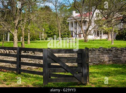 Les touristes apprécient le manoir Belle Meade Plantation entouré de vieux murs de roche et de clôtures en bois à Nashville, TN, Etats-Unis Banque D'Images