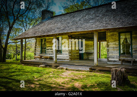 Une cabane rustique de charme avec véranda et des bancs dans un style du xixe siècle est belle et simple avec des fenêtres en verre volet Banque D'Images