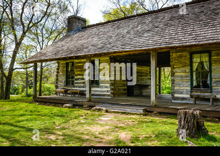 Une cabane rustique de charme avec véranda et places dans un style du xixe siècle est belle et simple avec des fenêtres en verre volet Banque D'Images