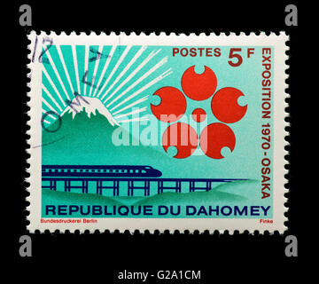 Timbre du Dahomey représentant un train monorail et Mt. Fuji, Expo 70 Exposition Internationale, Osaka, Japon. Banque D'Images