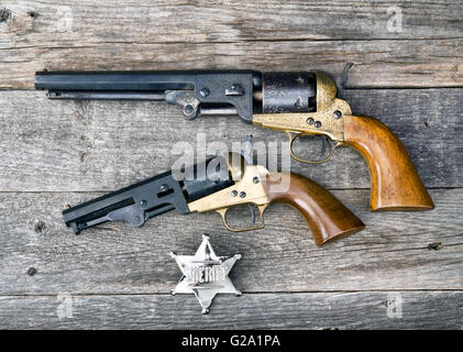 Les armes à feu qui a gagné le badge de shérif et de l'ouest. Banque D'Images