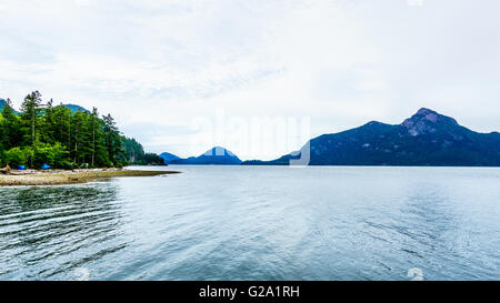 La baie Howe et les montagnes près de la ville de Squamish dans la belle province de la Colombie-Britannique Banque D'Images