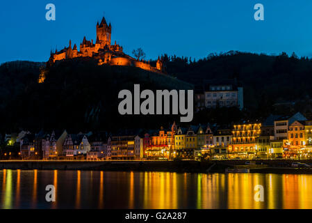 La Moselle à Cochem en Allemagne la nuit avec des lumières et un grand château Reichsburg. Banque D'Images