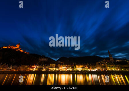 Vue sur la Moselle à Cochem en Allemagne la nuit avec des lumières et un grand château Reichsburg. Banque D'Images