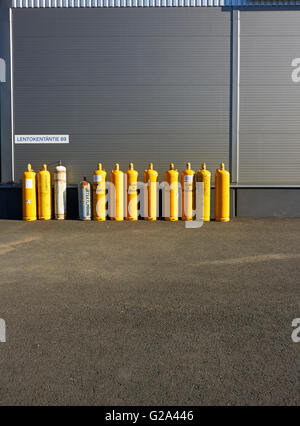 Les bouteilles de gaz jaune Banque D'Images