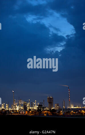 Usine chimique dans la région de Ludwigshafen en Allemagne la nuit Banque D'Images