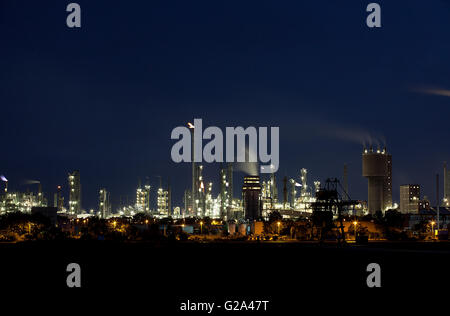 Usine chimique dans la région de Ludwigshafen en Allemagne la nuit Banque D'Images