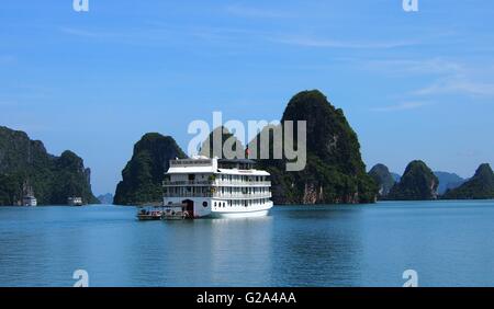 Vietnam - Baie d'Halong Parc National (UNESCO). L'endroit le plus populaire au Vietnam. Banque D'Images